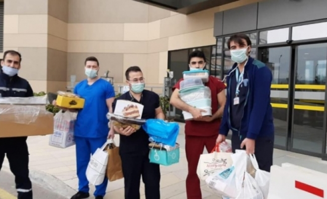 Uçak Asansör, sağlık çalışanlarının yanında